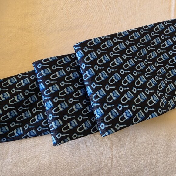 Gucci Vintage Silk Tie Navy Blue Lock & Key Print 100% Silk Made in Italy - Picture 1 of 12